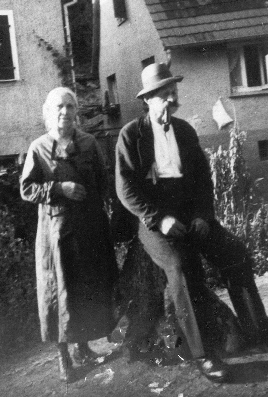 Heinrich Bauer und Schwester Marie Theuer, die oben in der Weinsteige wohnte. 50er Jahre